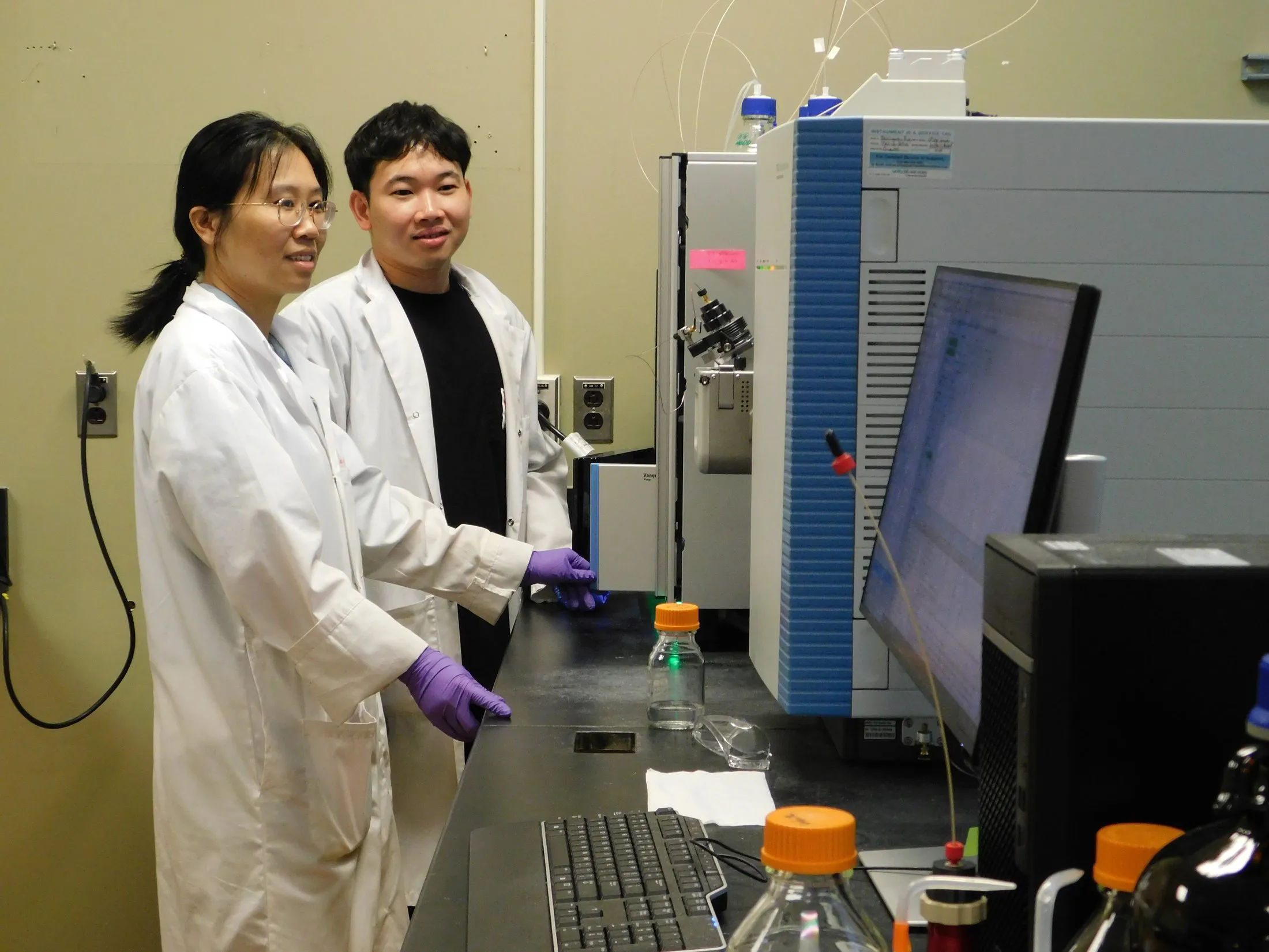 Chunyang and Khen at the HPLC-MS/MS
